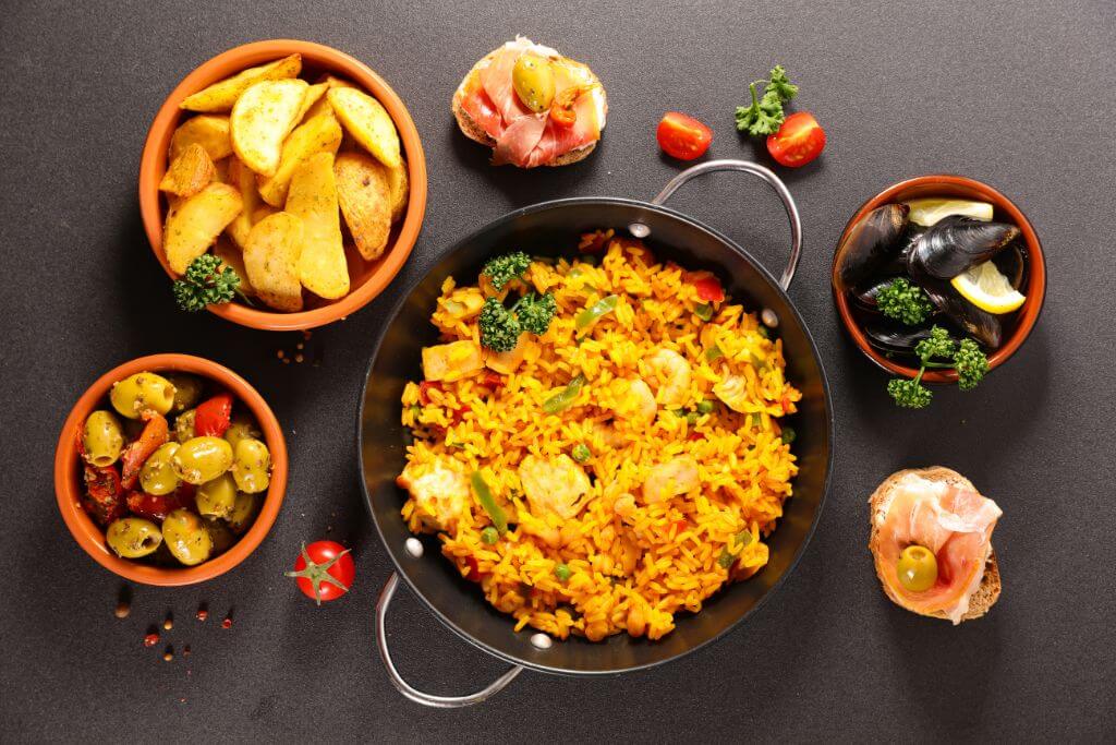 10 foods & drinks to try in Spain, paella, olives, mussels, potatoes 