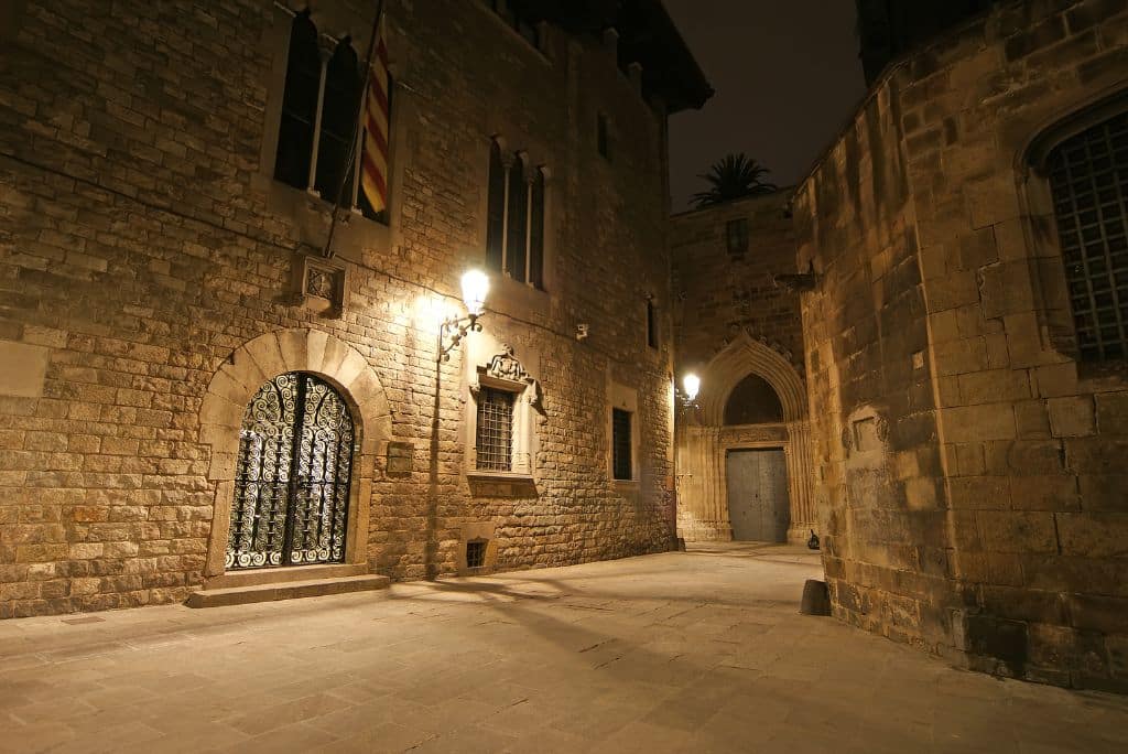 small cobble streets in the Gothic Quarter, Barcelona, spooky tours 