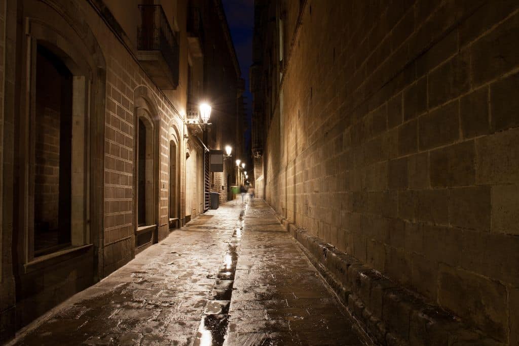 dark empty street, Gothic Quarter, Barcelona, Ghost Tours in Barcelona, Night tours Barcelona