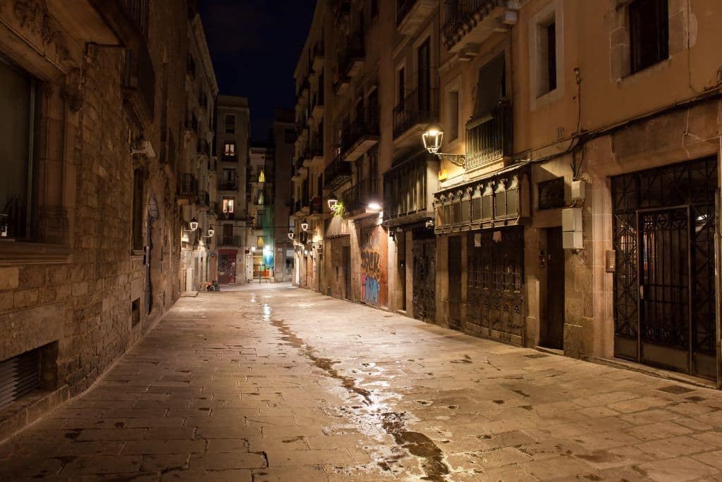empty street in the Gothic Quarter, Spain, ghost tours in Barcelona, alley, Ghost Tours in Barcelona, Barcelona night tours