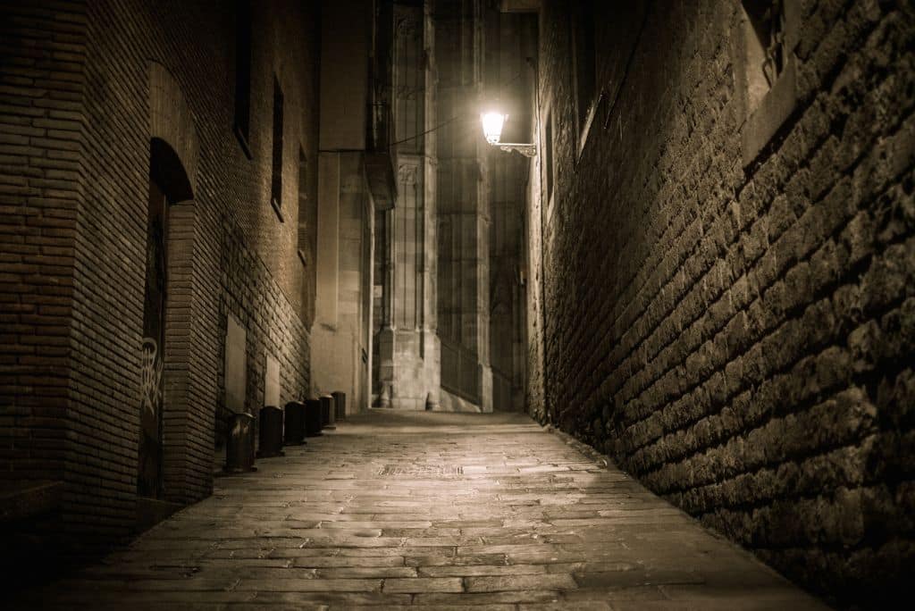 Spooky tours in Barcelona, Gothic Quarter, Spain, dark alley, ghost tours Barcelona, Barcelona ghosts and legends tour 