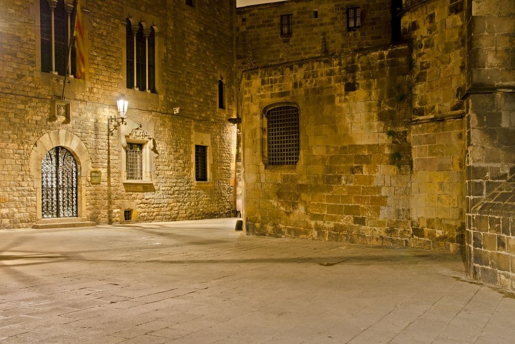 Gothic Quarter in Barcelona, mysteries, haynting tales, Ghost Tours in Barcelona, Dark tourism Barcelona 