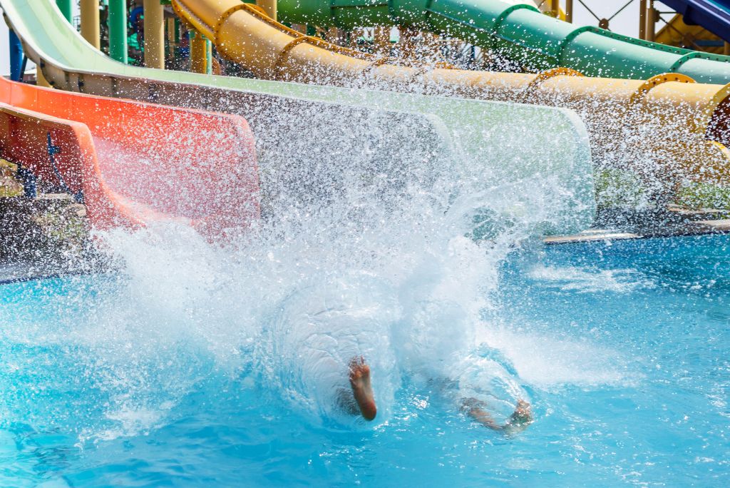 A kid on a water slide, big splash, Yas Waterworld, what to do in Abu Dhabi