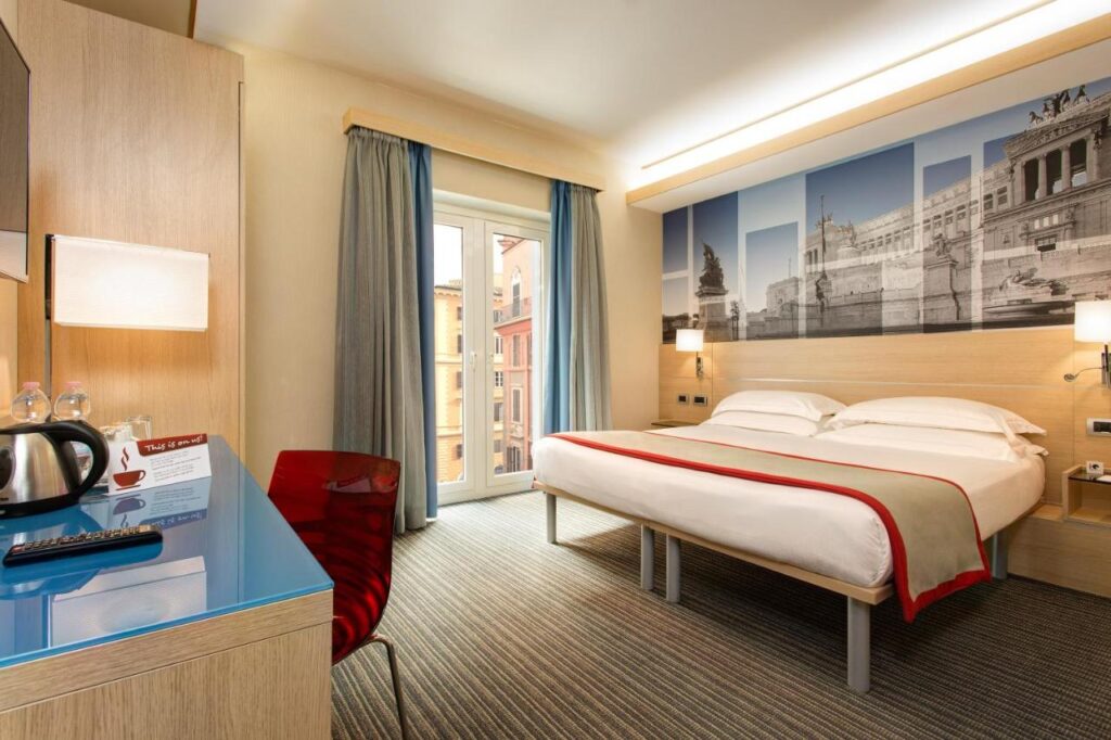 A room in iQ Hotel Roma, bed, desk