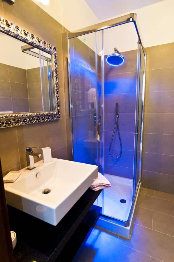 Domus Fontis bathroom, sink, shower, mirror