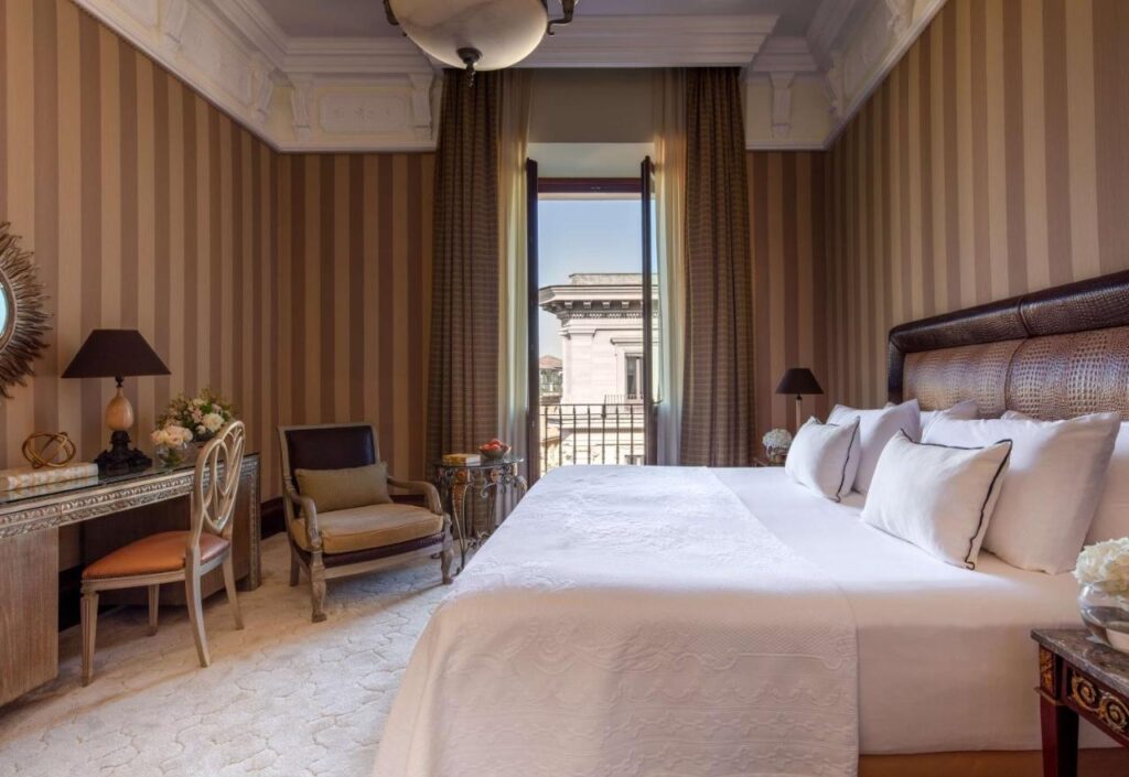 A room in Anantara Palazzo Naiadi Rome Hotel, bed, desk, hotel room