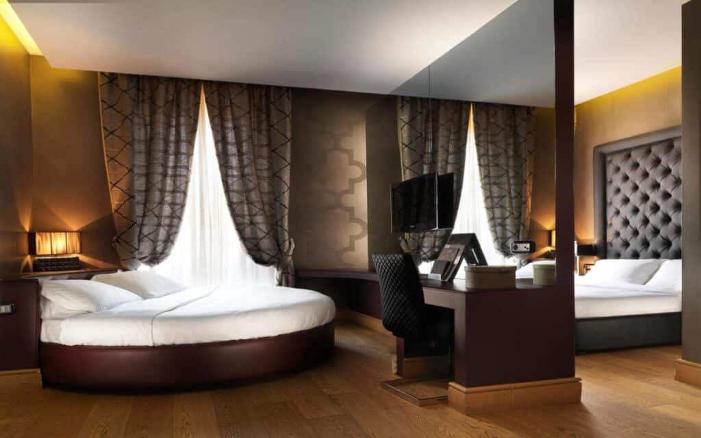 Spagna Royal Suite - another Family Suite, luxury hotels in Rome, beds, large room