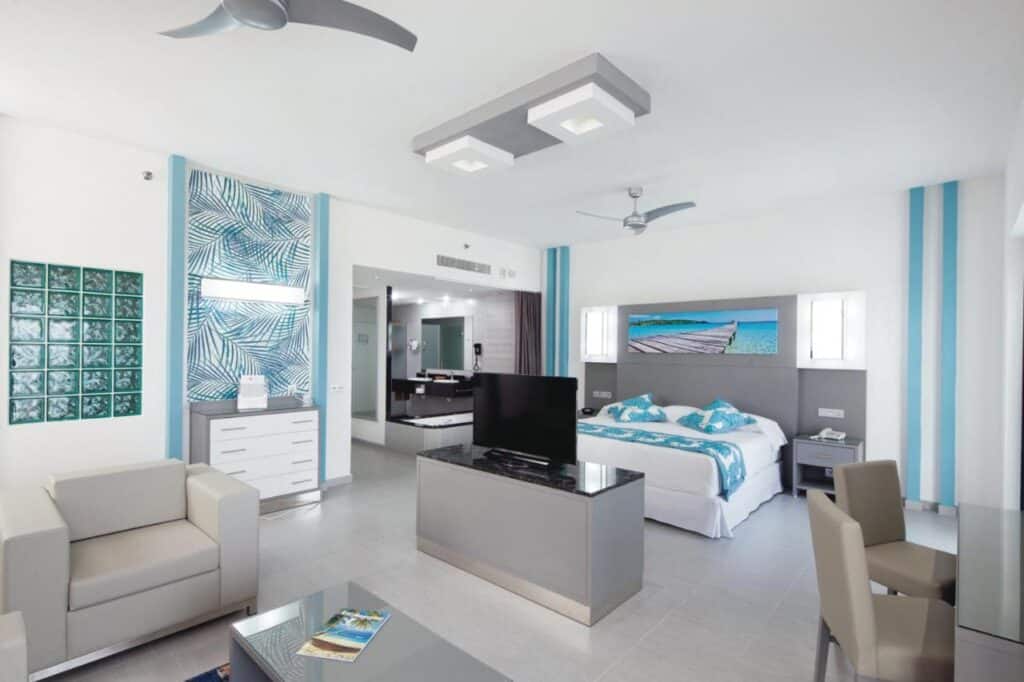 Riu Playa Blanca room, TV, bed, Playa Blanca, Panama resorts