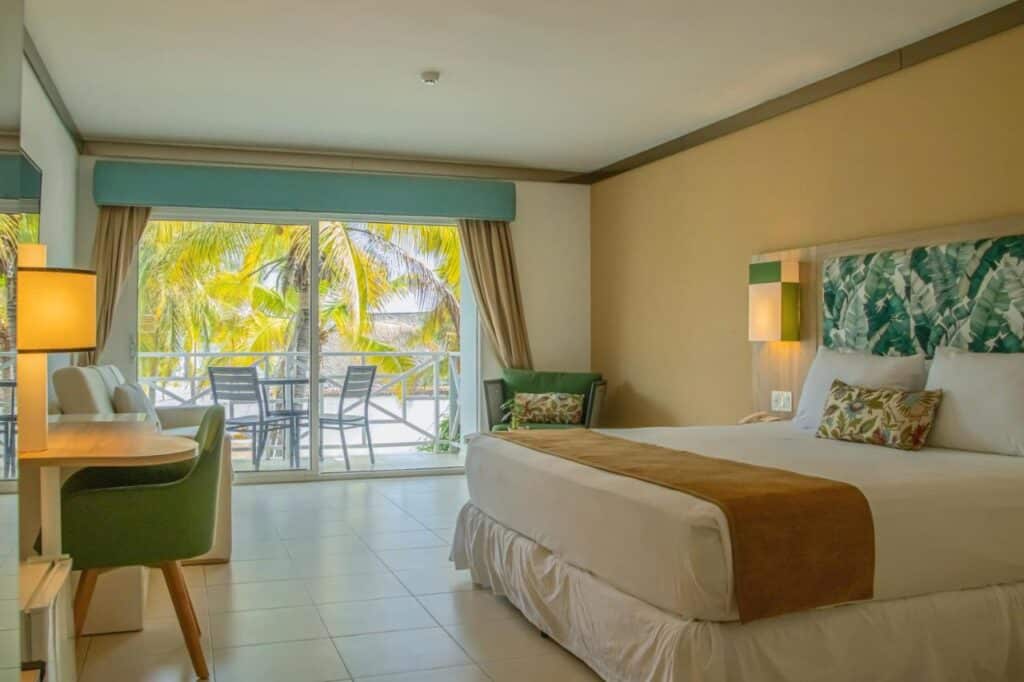 Playa Blanca Beach Resort room, large bed, balcony, hotels in Playa Blanca, Panama