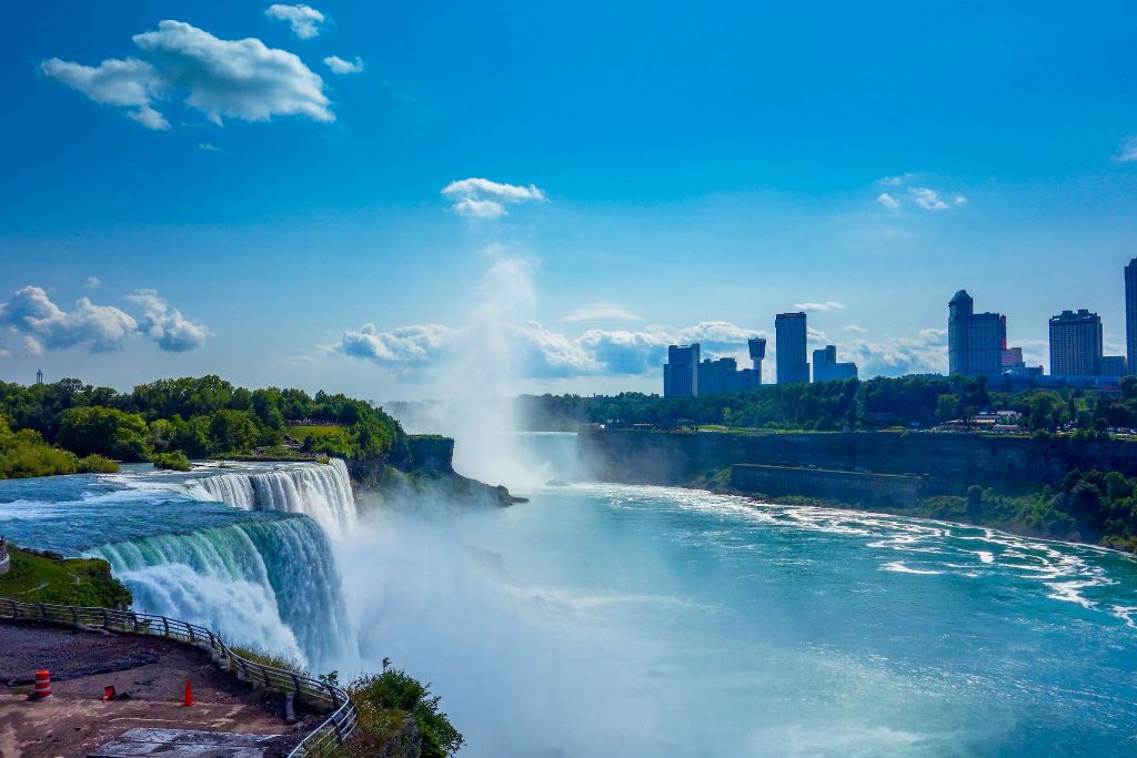 Best Niagara Falls Hotels That Overlook The Falls (Canadian Side)