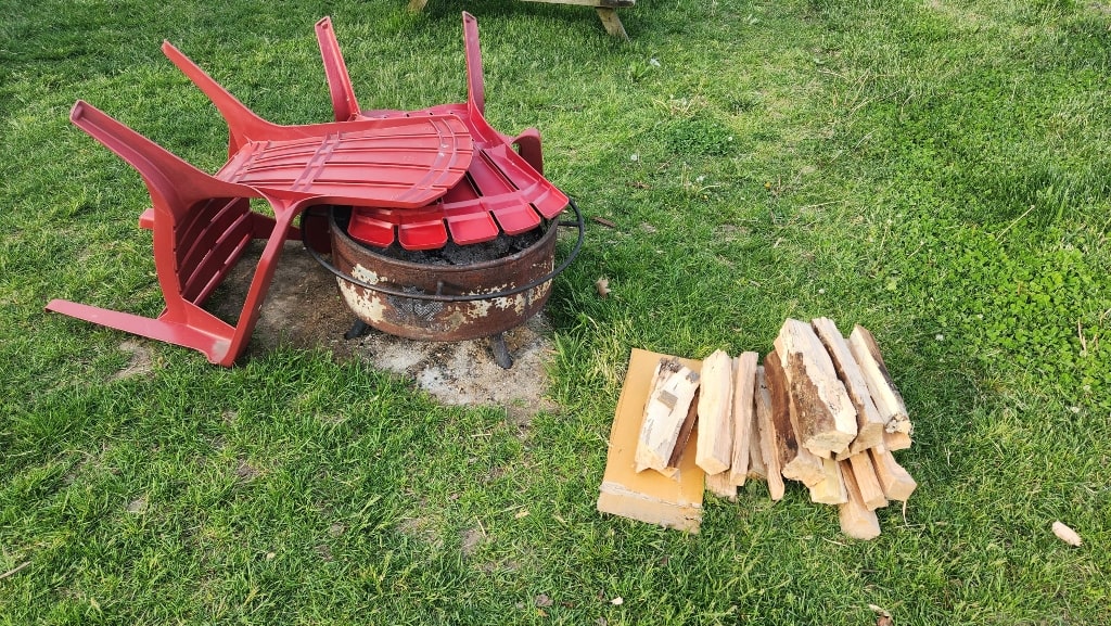 The firepit in front of our dome, two chairs and the amount of wood you get for 10$
