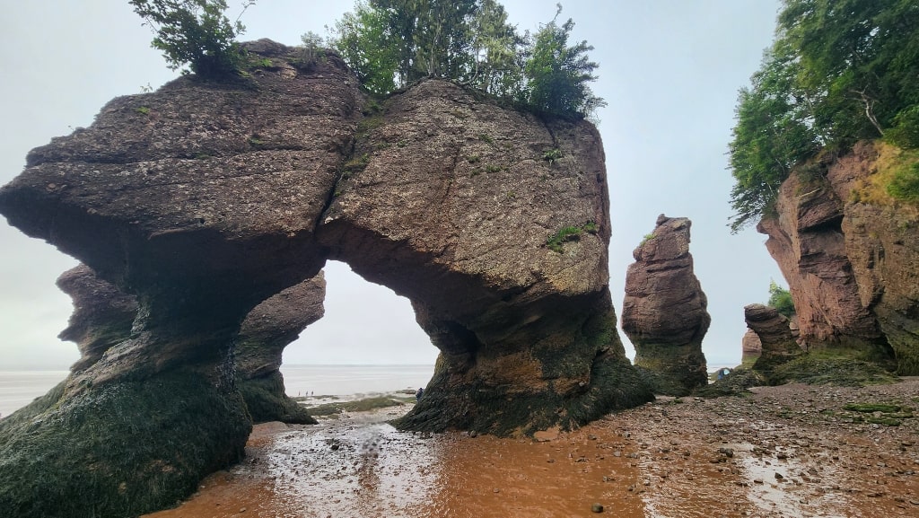 The Lovers Arch during low tide, rock formations, ocean floor