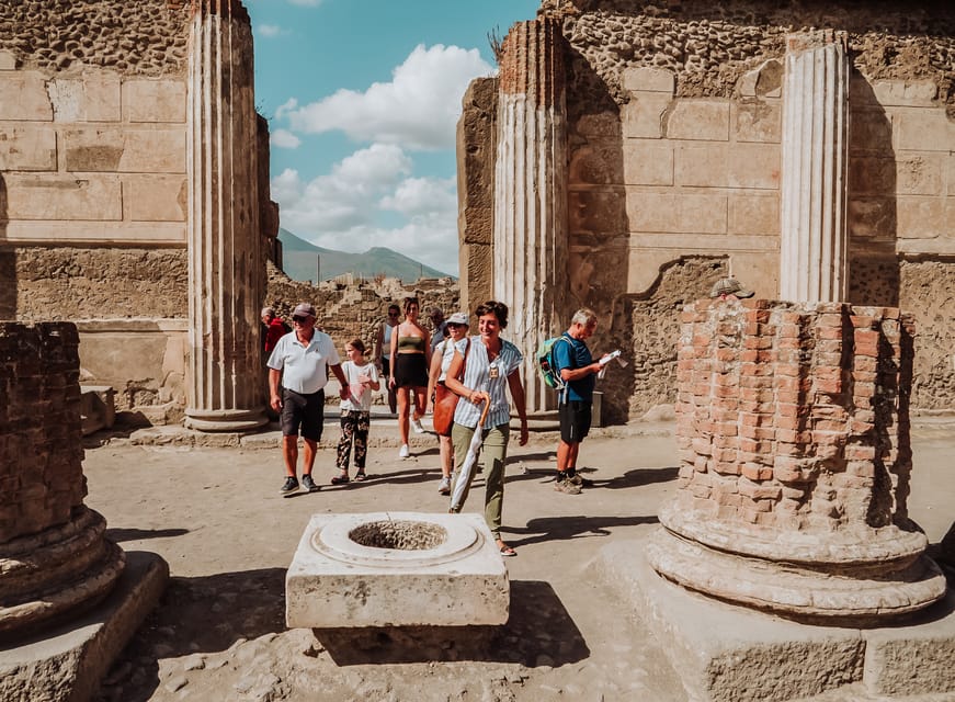 Pompeii guided tour, tour group, visitors, Italy 