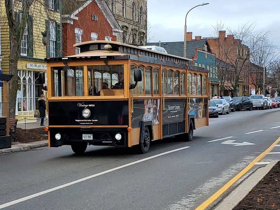 Exploring Niagara-on-the Lake in a trolley