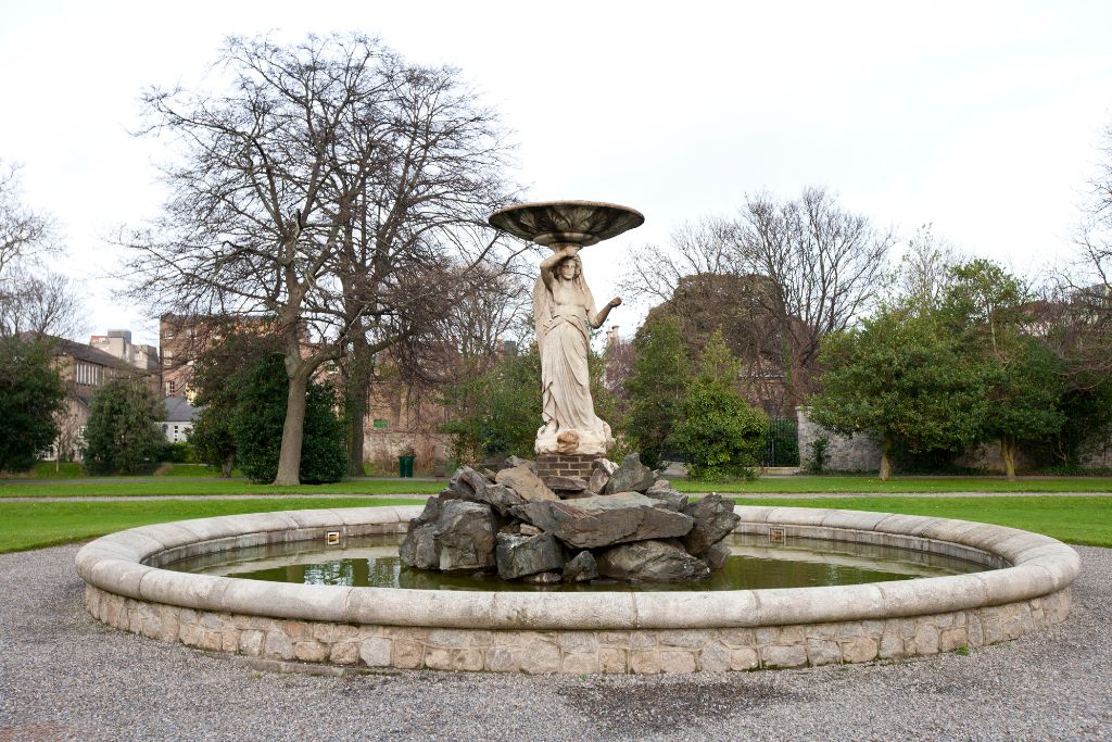 A fountain in Iveagh Gardens, park 