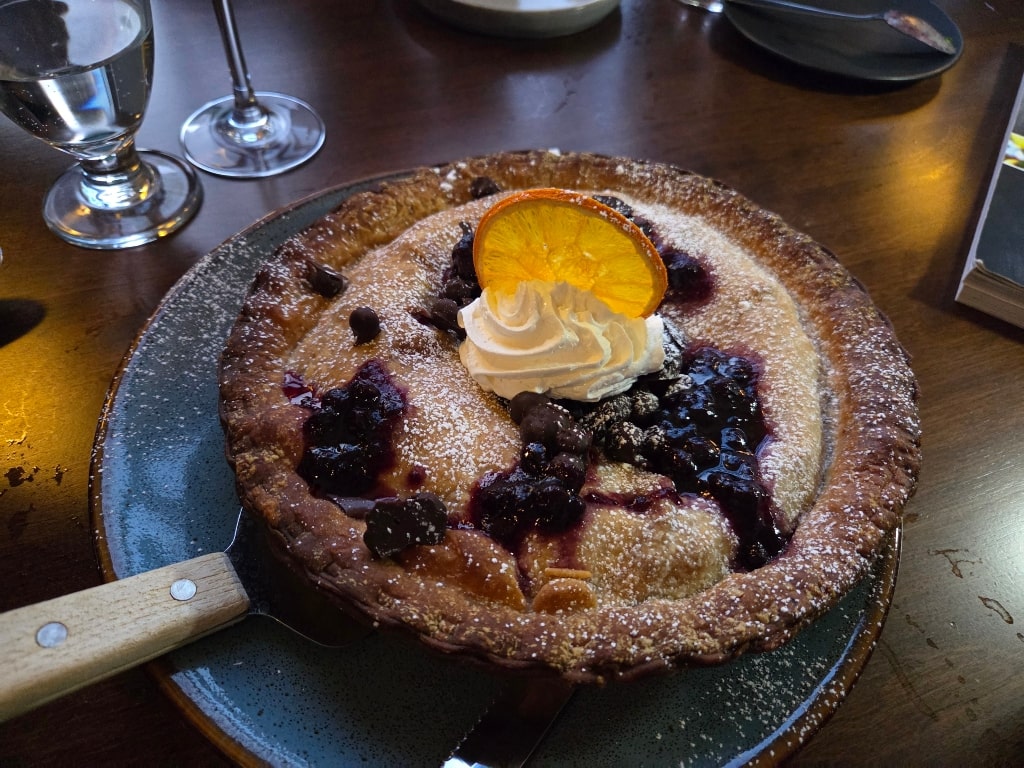 Blueberry and chocolate pie from Restaurant Le Baumier