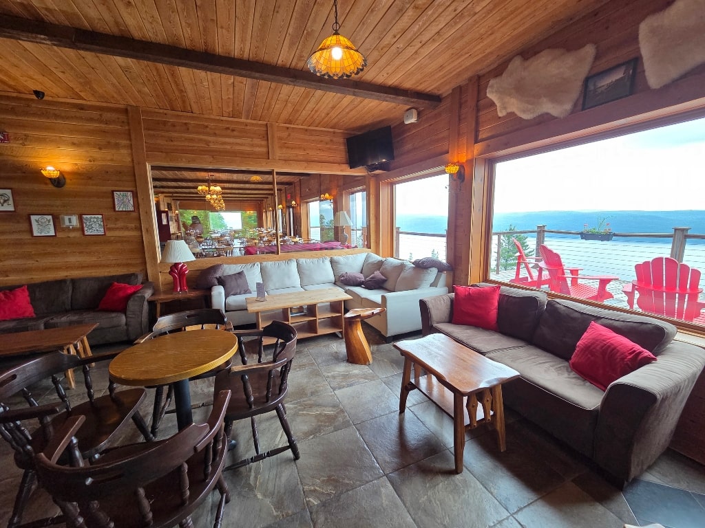 The lobby area of Auberge Cap au Leste and the restaurant at the back