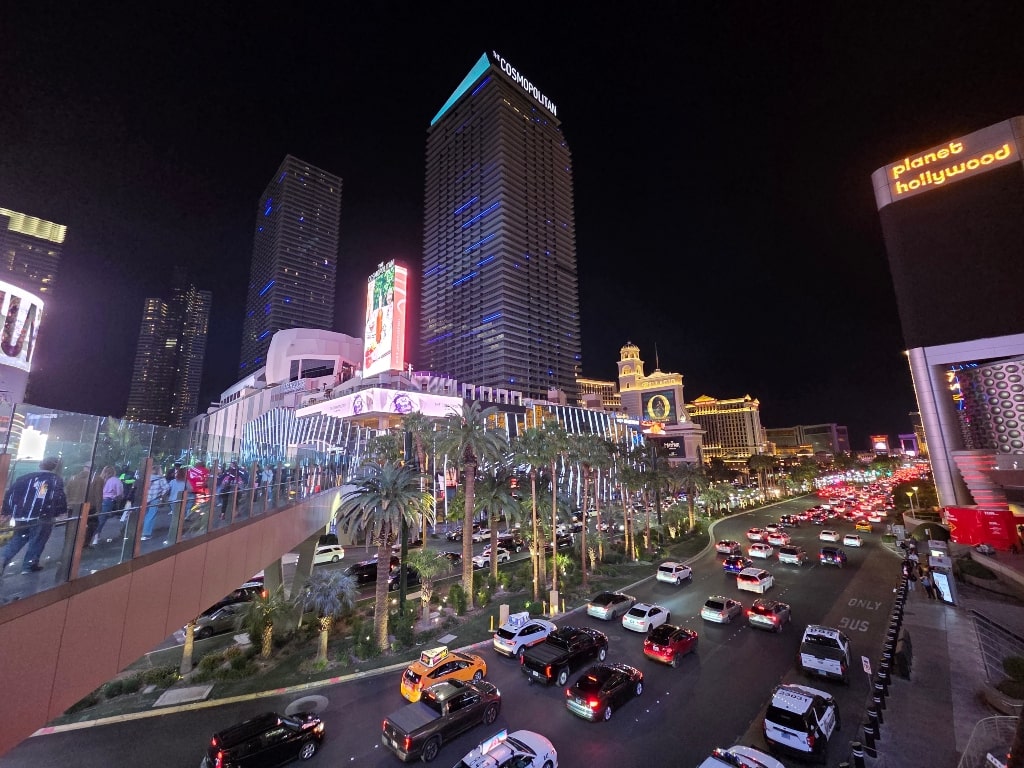 Las Vegas Strip at night, traffic at night, Nevada, one of the things to know before going to Las Vegas is that Vegas does not sleep