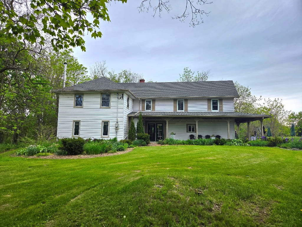 The Farmhouse at Fells Meadows, a house in a field