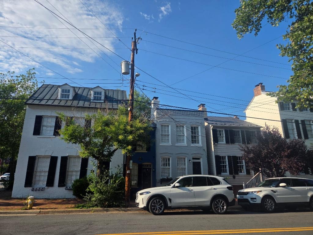 The Spite House in Alexandria, slim house, blue house, Things To Do In Alexandria VA